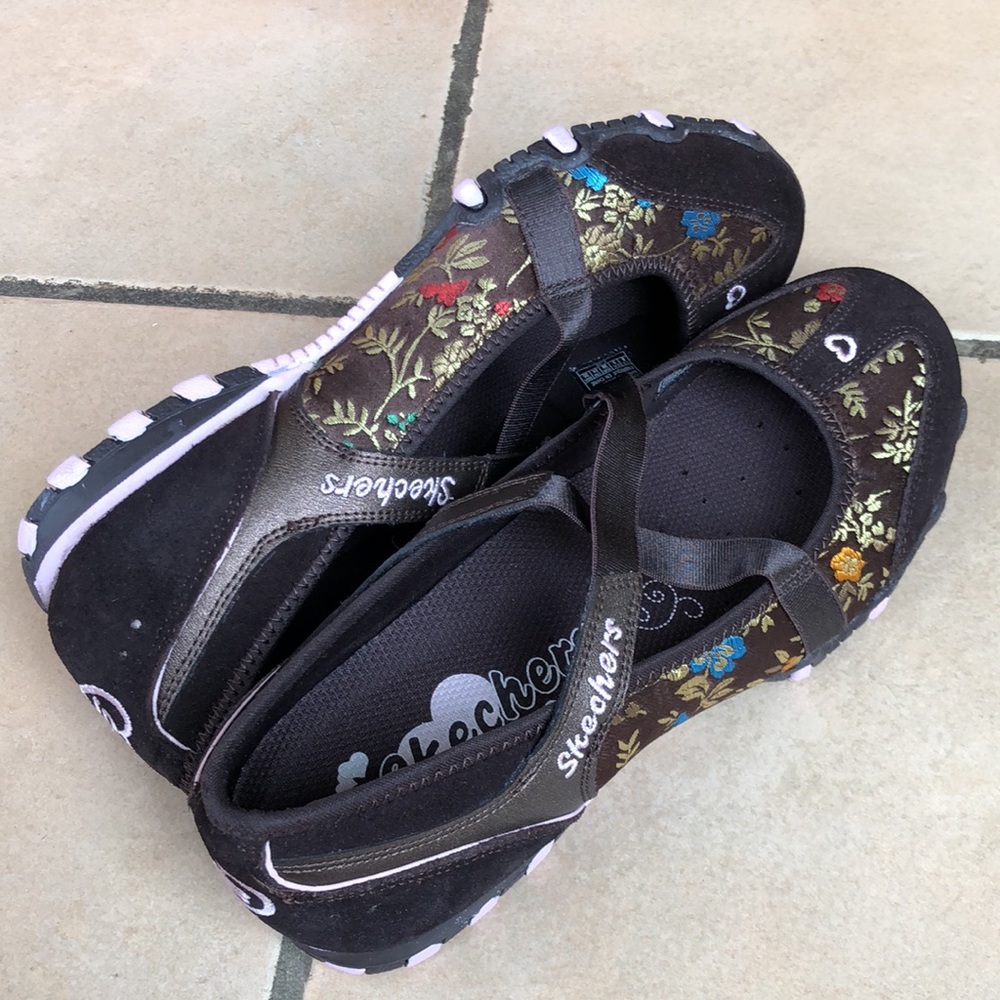NWOT junior girl’s Sketchers shoes
